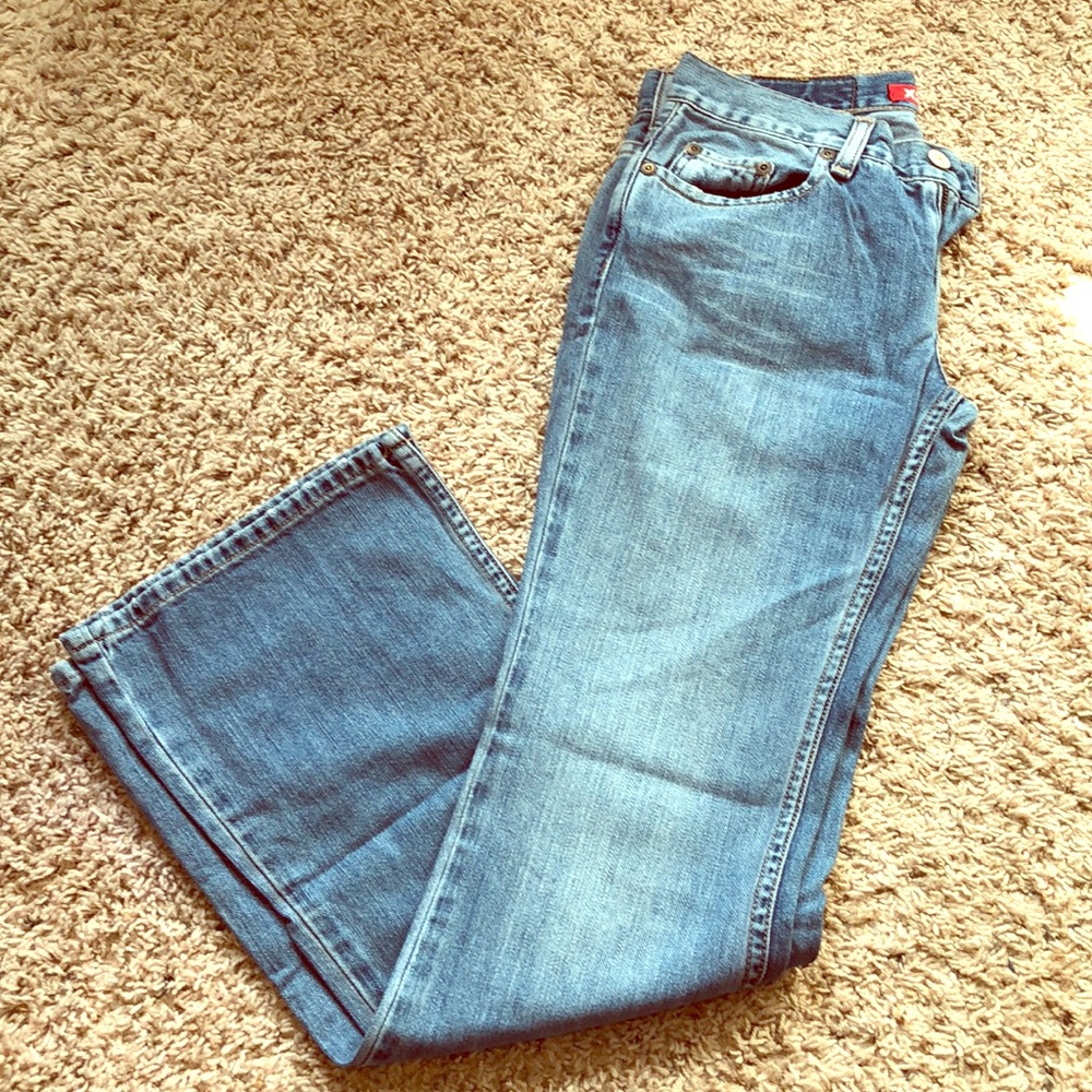 Soft flare casual jeans.